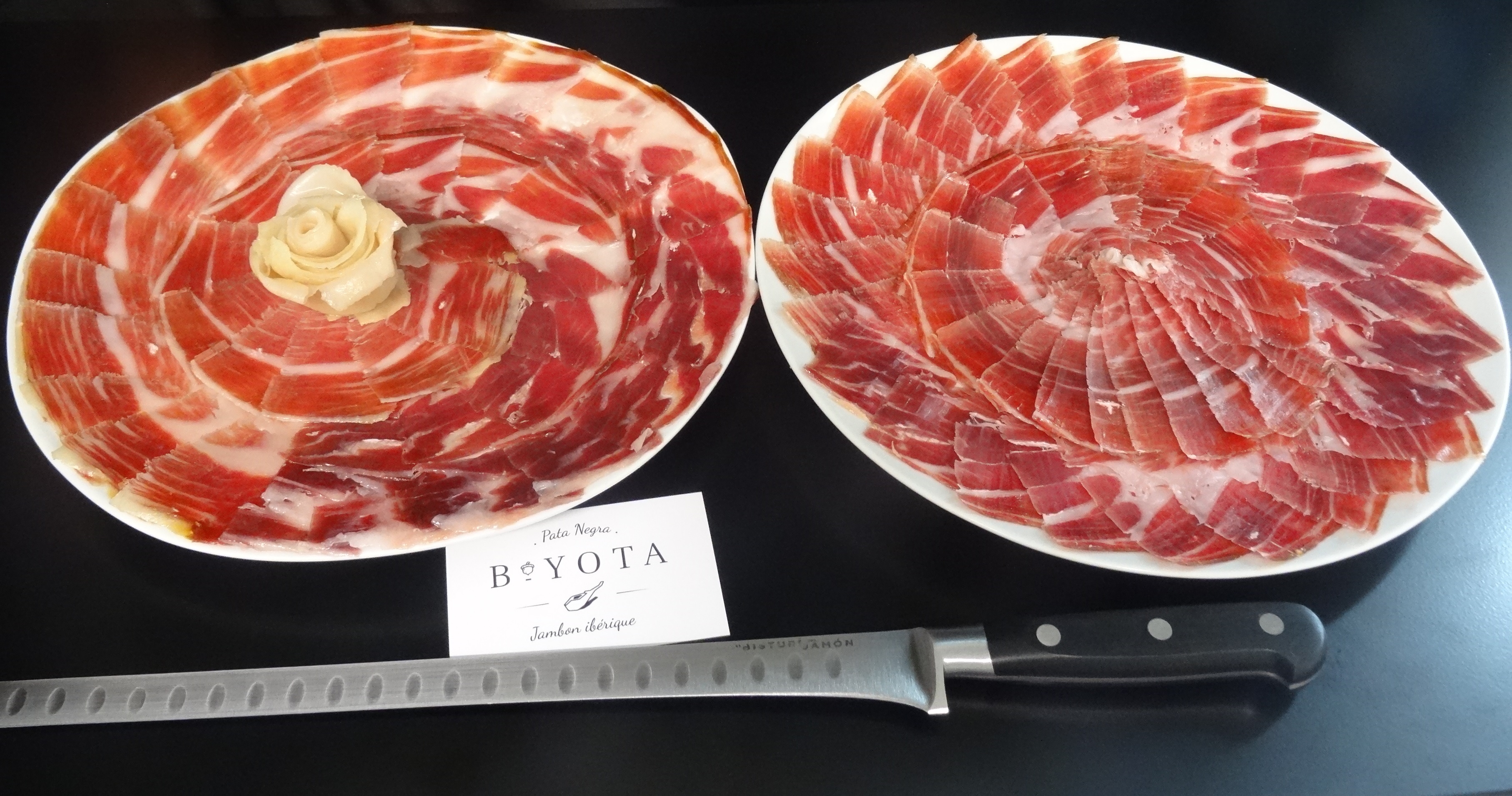 assiettes de jambon ibérique coupées au couteau