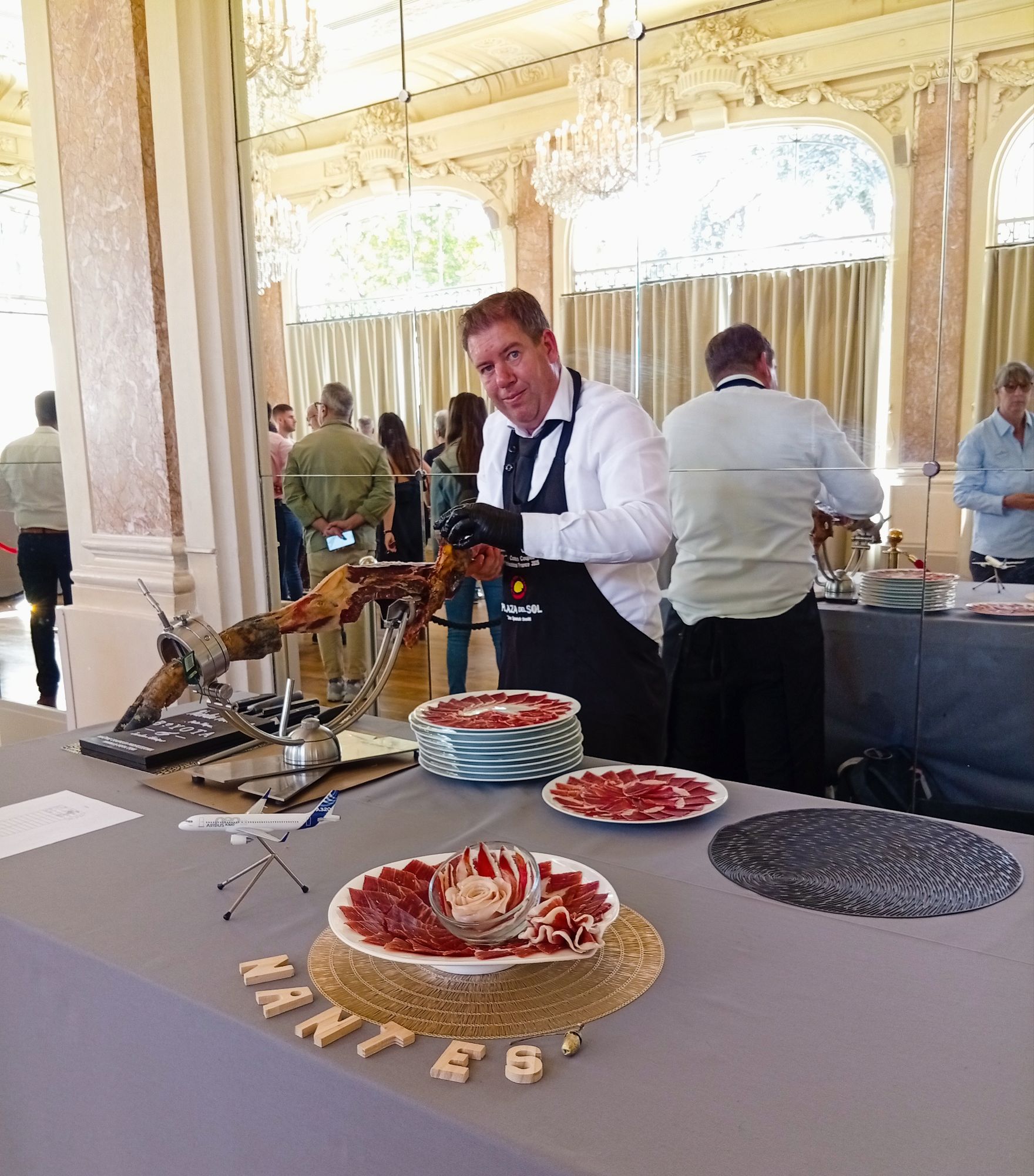 Nicolas Terrienne, fondateur de B-YOTA, en train de couper du jambon ibérique Pata Negra au concours à Paris.