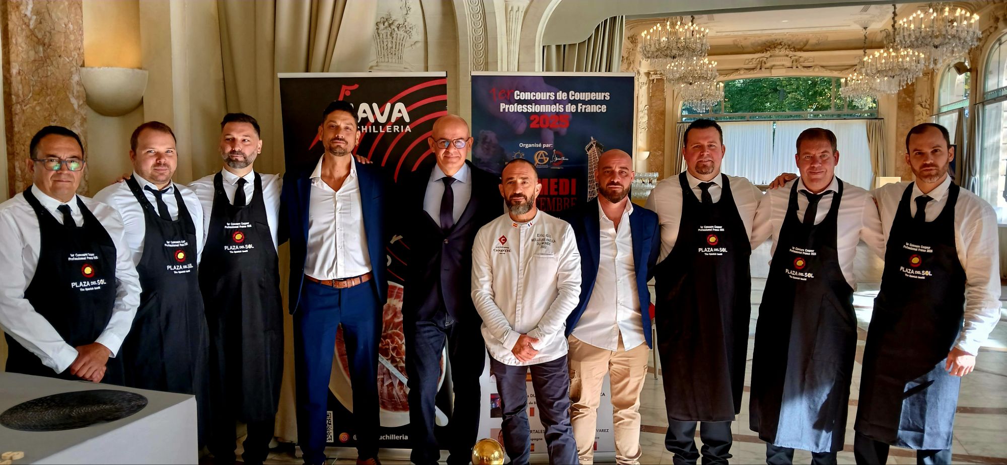 Photo souvenir de Nicolas Terrienne (B-YOTA) avec les autres participants du concours à Paris.