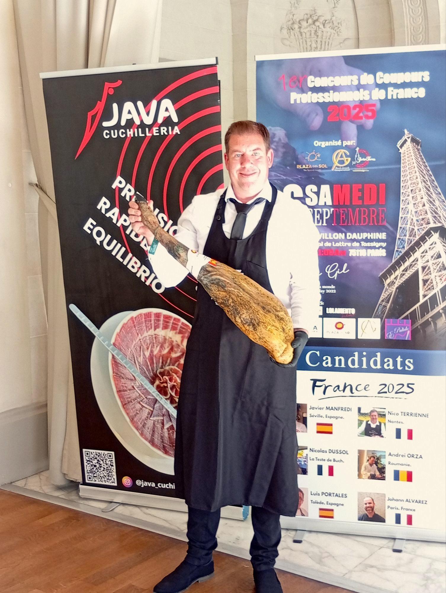 Nicolas Terrienne, fondateur de B-YOTA, posant avec un jambon ibérique Pata Negra avant la découpe au concours.