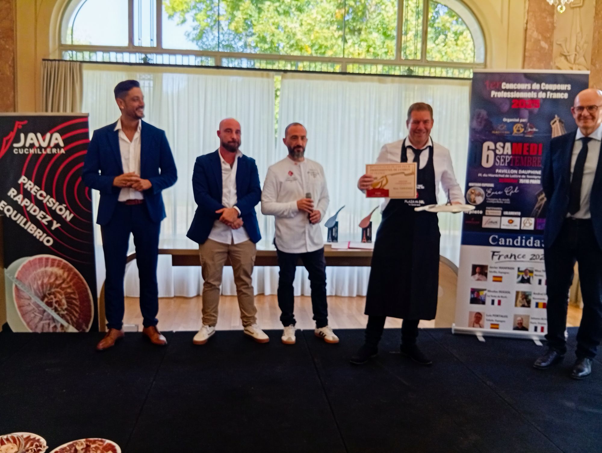 Photo souvenir de Nicolas Terrienne (B-YOTA) avec les autres participants du concours à Paris.